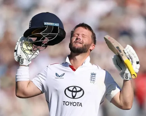 Ben Duckett closes his eyes and celebrates his century