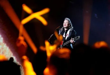 KT Tunstall gets the crowd going.